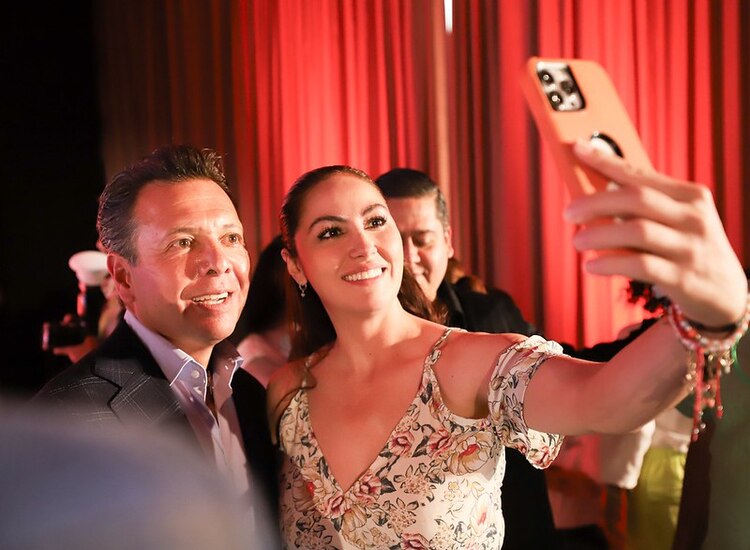 Convivió con los asistentes.