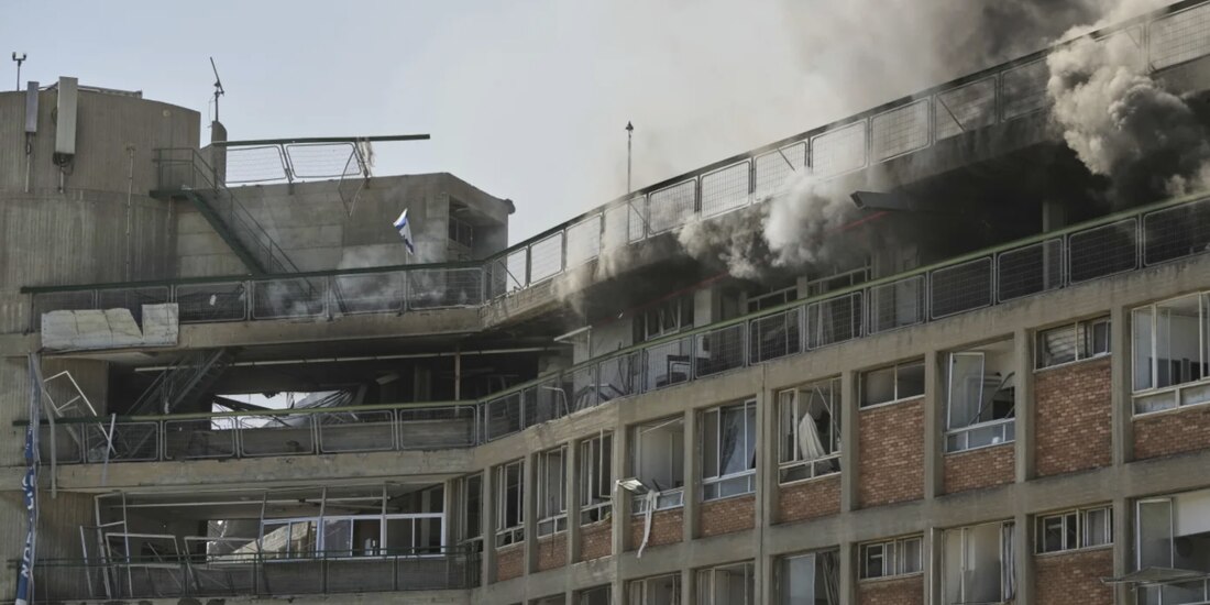 Se eleva humo desde un edificio del complejo hospitalario Soroka tras ser alcanzado por un misil lanzado desde Irán en Israel, ayer.
