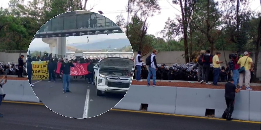 Manifestantes normalistas bloquean caseta de Tlalpan, en la México - Cuernavaca.