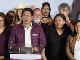 Mario Delgado (al centro), dirigente nacional de Morena, durante conferencia de prensa.