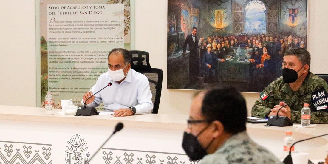 El gobernador de Guerrero con el gabinete de seguridad del estado.