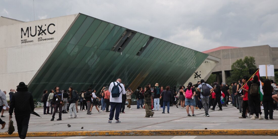 Cristales rotos en el MUAC, durante la protesta del domingo pasado.