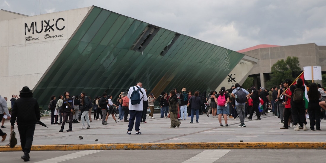 Cristales rotos en el MUAC, durante la protesta del domingo pasado.
