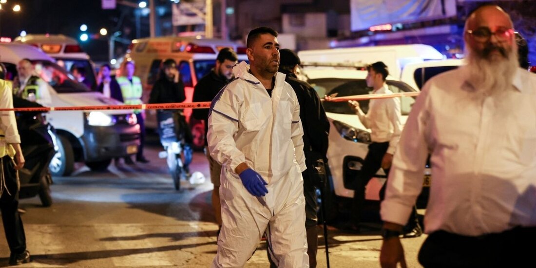 Expertos forenses de la policía israelí trabajan en la escena de un ataque en el que un hombre armado mató a al menos cinco personas en una calle principal de Bnei Brak, en Israel.