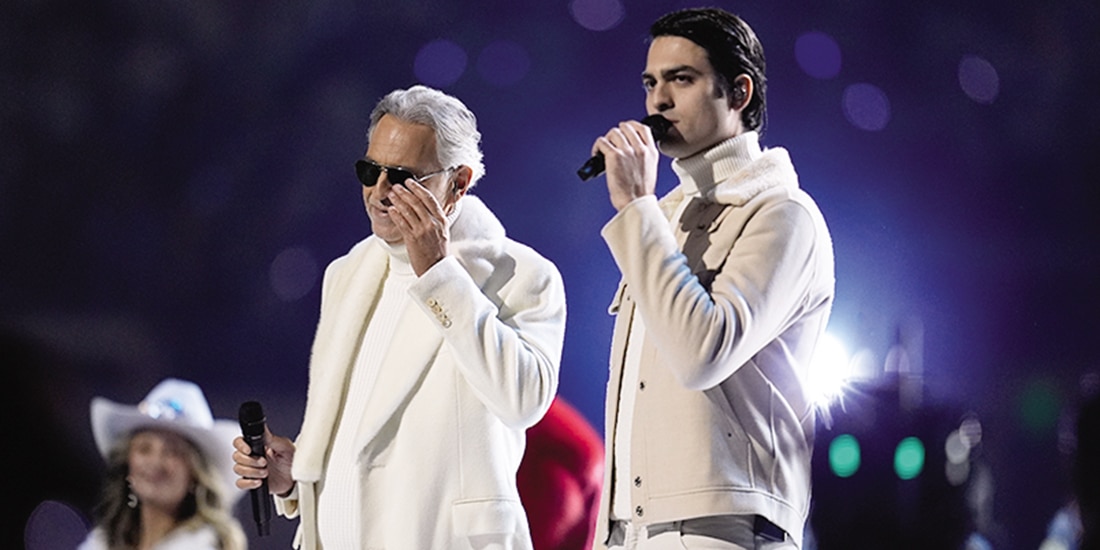 Andrea Bocelli y su hijo Matteo, durante el cierre del espectáculo, ayer en EU.