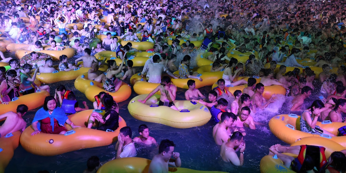 Jóvenes chinos, durante la fiesta en Wuhan, el fin de semana.