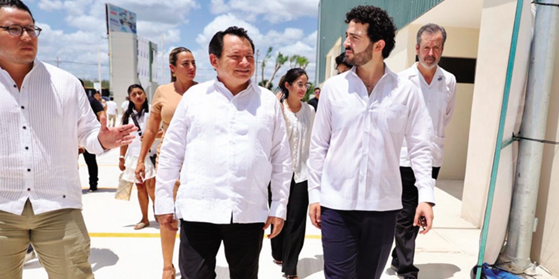 Joaquín Díaz Mena, gobernador de Yucatán, durante un recorrido, ayer.