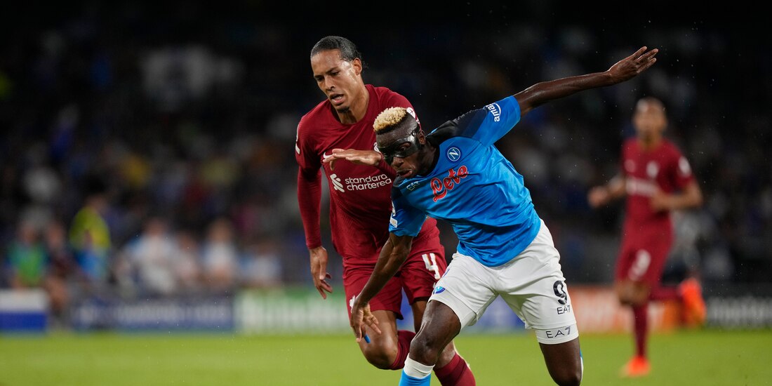Virgil van Dijk, del Liverpool, y Victor Osimhen, del Napoli, pelean el balón en el partido del Grupo A de la Champions League 2022.