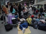 Los pasajeros permanecen en el área de facturación, luego de que Viva Air cancelara todos sus vuelos