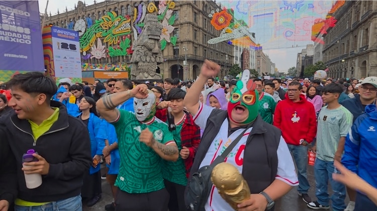 Aficionados en el Zócalo.