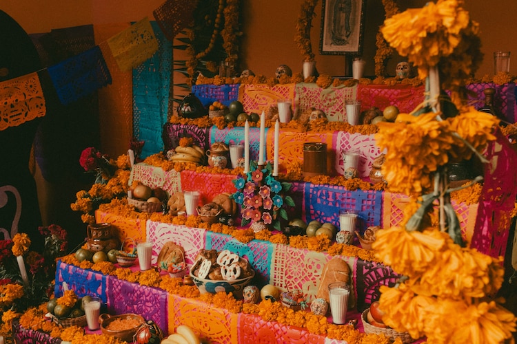 Esto significan las fotos en el altar de muertos