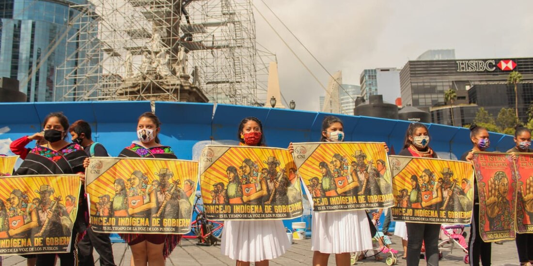 Manifestantes portan carteles del Consejo Nacional Indígena