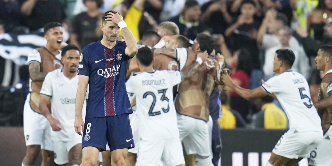 Futbolistas del Botafogo celebran la anotación del triunfo, ayer.