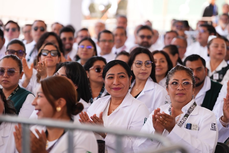 Trabajadoras de la salud durante el inicio de obra de Hospital General Regional IMSS Oaxaca.