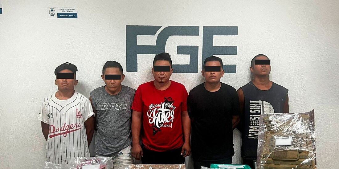 Elementos de la Policía de Investigación aseguran droga y armas durante la captura en Tulum.