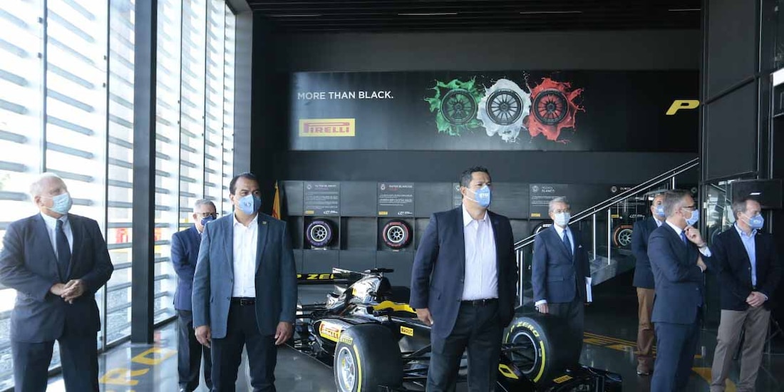 El gobernador Diego Sinhue (centro) junto a ejecutivos de Pirelli.