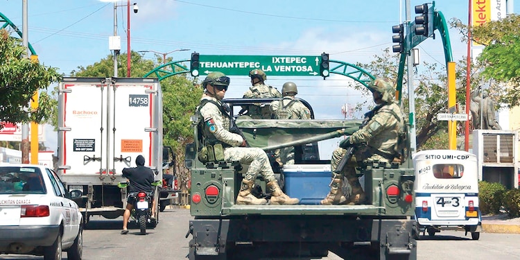 ELEMENTOS del Ejército realizan
patrullaje en Juchitán, en febrero