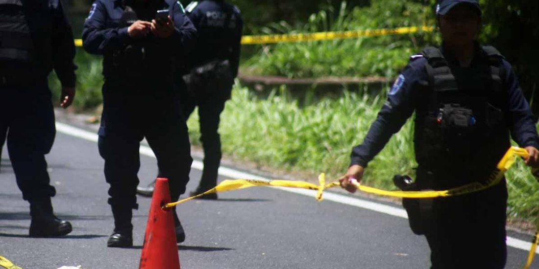 Elementos de la Policía acordonan la zona en la que fue localizado un cadáver.