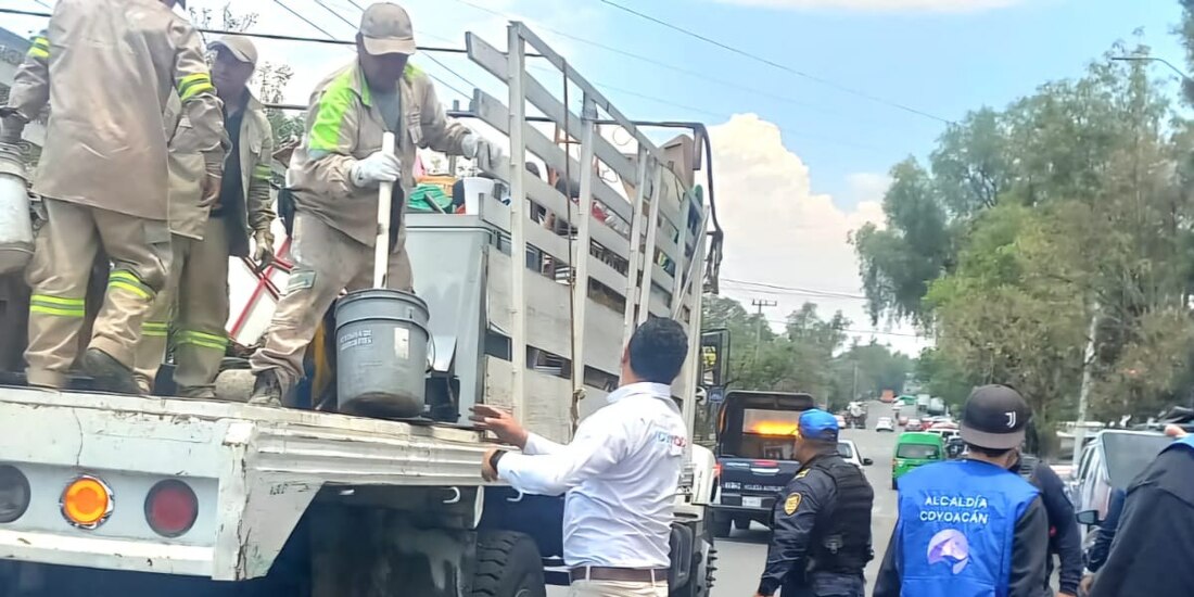 Coyoacán retira cadenas, tambos rellenos con cemento y muebles de desecho de las calles.