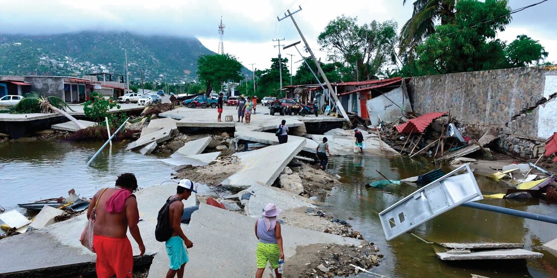 Restaurantes de Acapulco, inundados por John, el 10 de octubre de 2024.