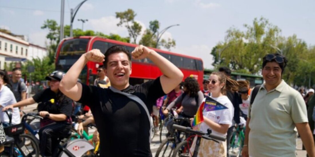 Asistentes a la carrera que se llevó a cabo ayer en la Ciudad de México posan durante este evento deportivo.