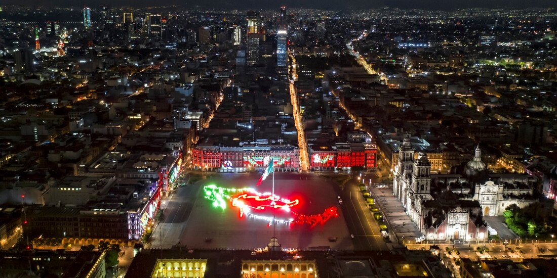 El Zócalo durante la noche del 15 de septiembre.