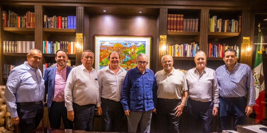 El gobernador de Sinaloa, Rubén Rocha (azul), ayer.