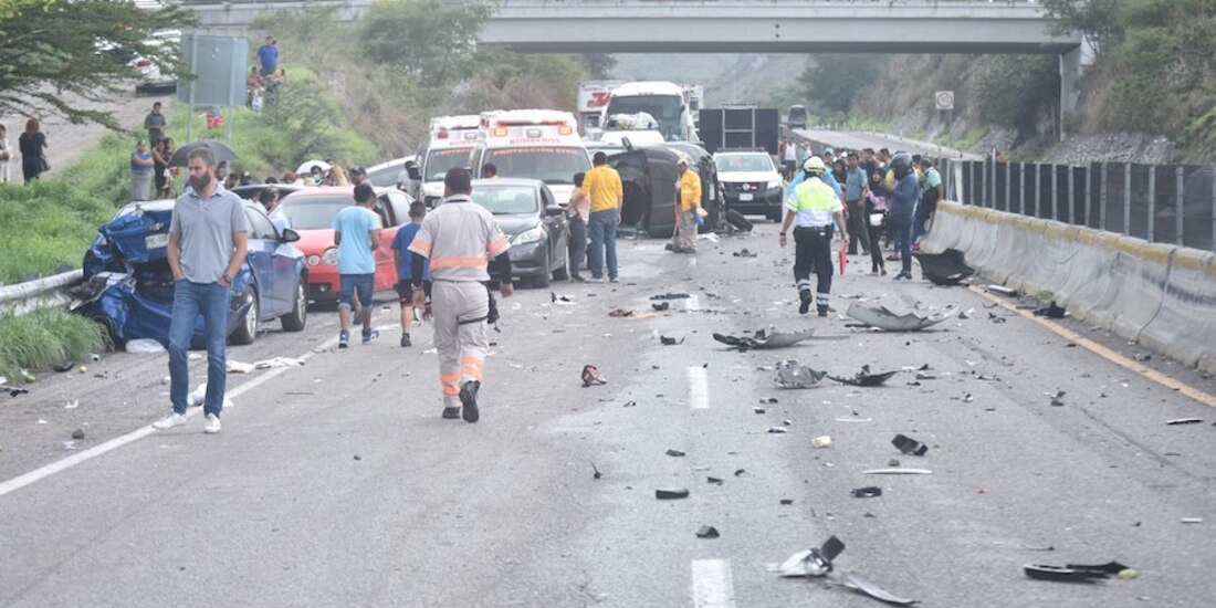 Impacta tráiler a 10 vehículos varados por bloqueo de CETEG