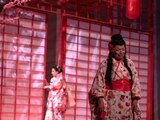 El elenco de Madame Butterfly, durante el ensayo general.