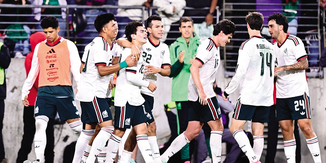 Futbolistas del Tricolor celebran el gol de Mora, el sábado pasado.