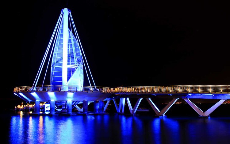 Playa de los Muertos. Aquí se encuentra el famoso Muelle de los Muertos, cuyo diseño da la impresión de tener una vela a la mitad del Este, lo cual hace que parezca que se adentra a más de cien metros en el mar. Se recomienda visitarlo en la noche ya que se ilumina. Desde aquí, en lancha
o taxi acuático se pueden ir a conocer otras bahías.