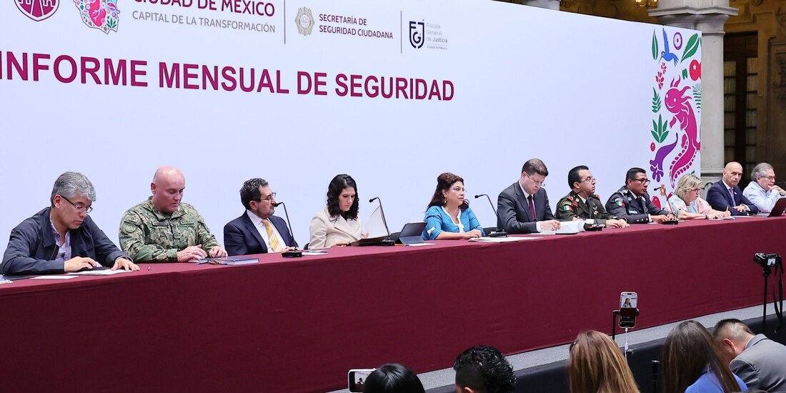 Clara Brugada y parte de su gabinete, ayer, en conferencia.