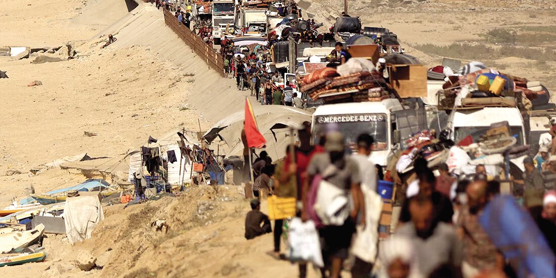 Miles de palestinos abandonan el centro de la Franja de Gaza por orden del ejército israelí, ayer.