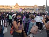 Mujeres en el Zócalo de la Ciudad de México en el marco de la marcha por el Día Internacional de la Mujer