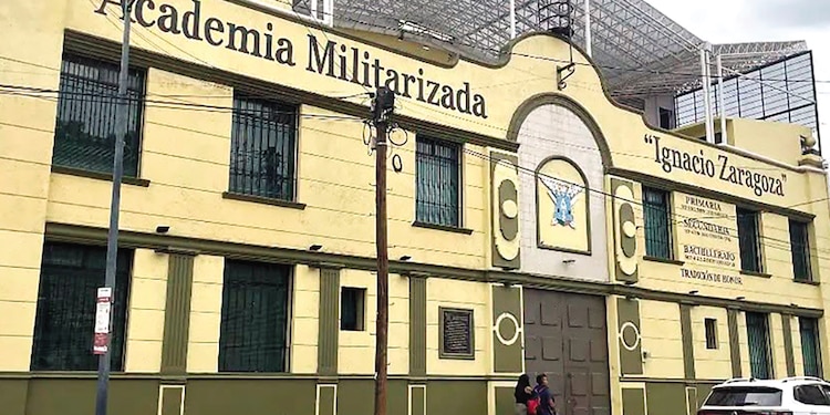 ASPECTO de la Academia Militarizada Ignacio Zaragoza. La dirige Daniel Guzmán, de 71 años, quien se presenta públicamente como médico, contador y abogado.