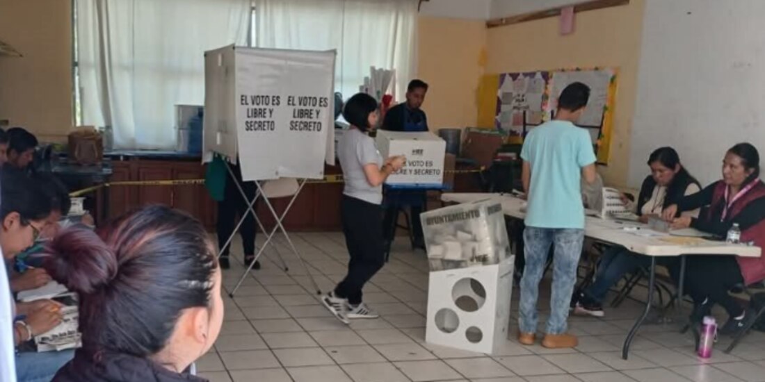 Una persona se acerca a la mesa receptora de votos para solicitar su boleta de votación durante las elecciones extraordinarias realizadas en Chignahuapan, ayer.