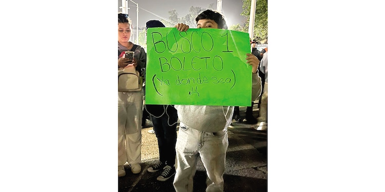 Fanáticos del intérprete,
durante uno de sus conciertos disfrutando del show desde el puente.