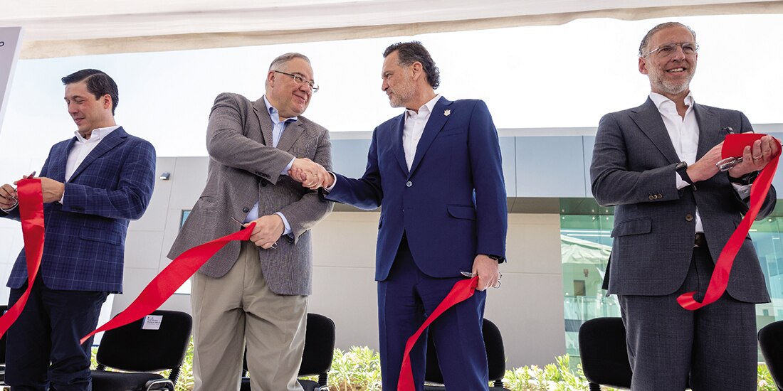 El CEO de Aptar Group, Stephan Tanda, y el gobernador, Mauricio Kuri, ayer.