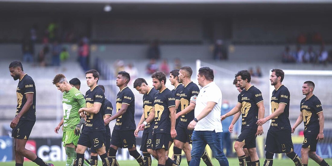 Jugadores universitarios salen tristes después de la derrota.