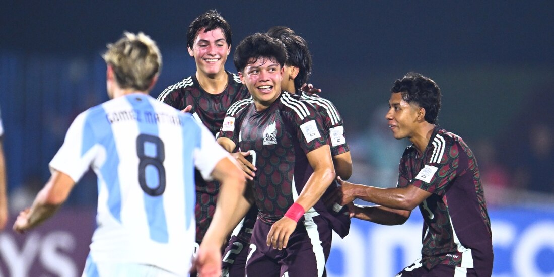 Jugadores de la Selección Mexicana celebran un gol ante Argentina en el Mundial Sub-17