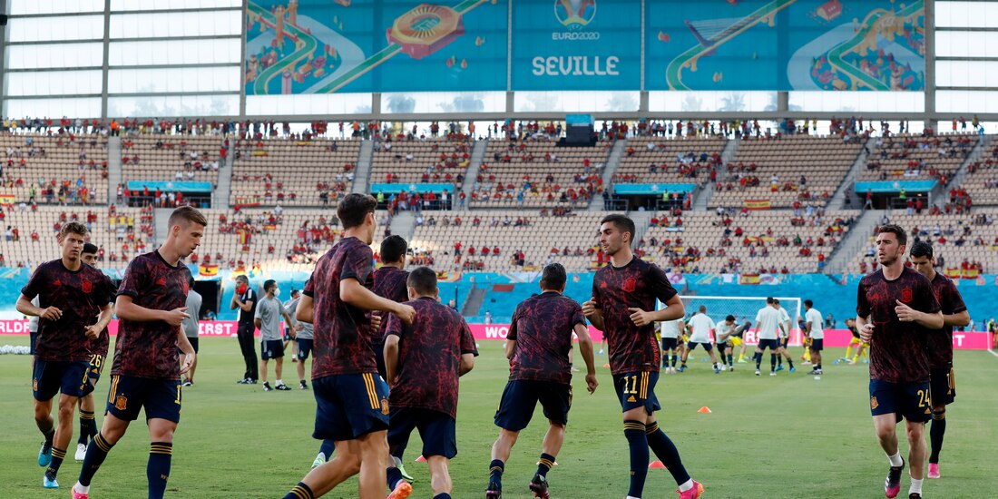 Jugadores de España calientan previo al duelo contra Suecia en la Eurocopa 2021