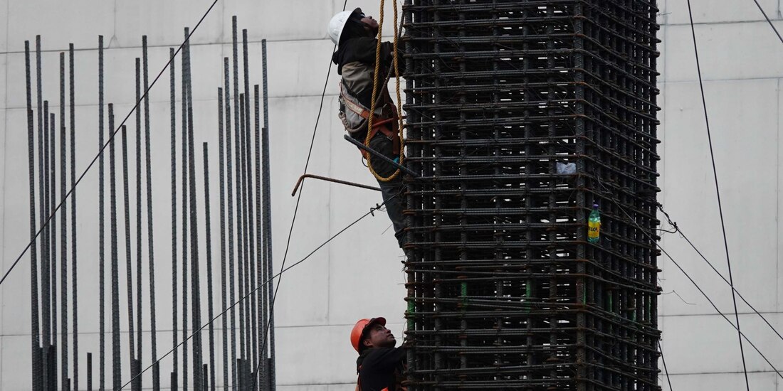 En la imagen, trabajadores de la construcción