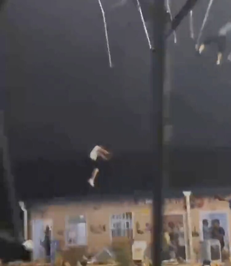 Aunque no tuvieron heridas graves, sí es impresionante cómo vuelan por los aires.