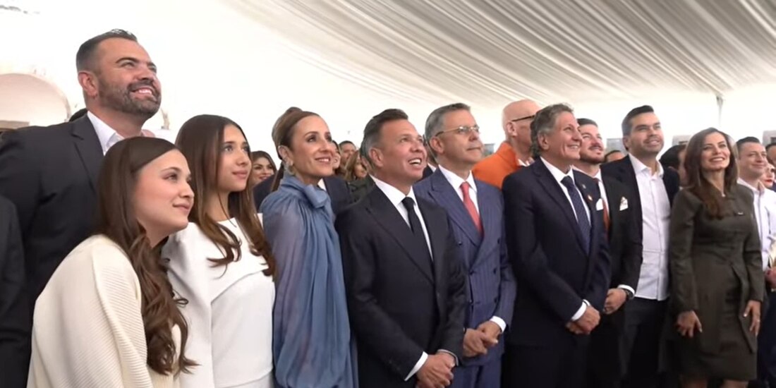 Pablo Lemus al final de su mensaje por Primer Informe de Gobierno.