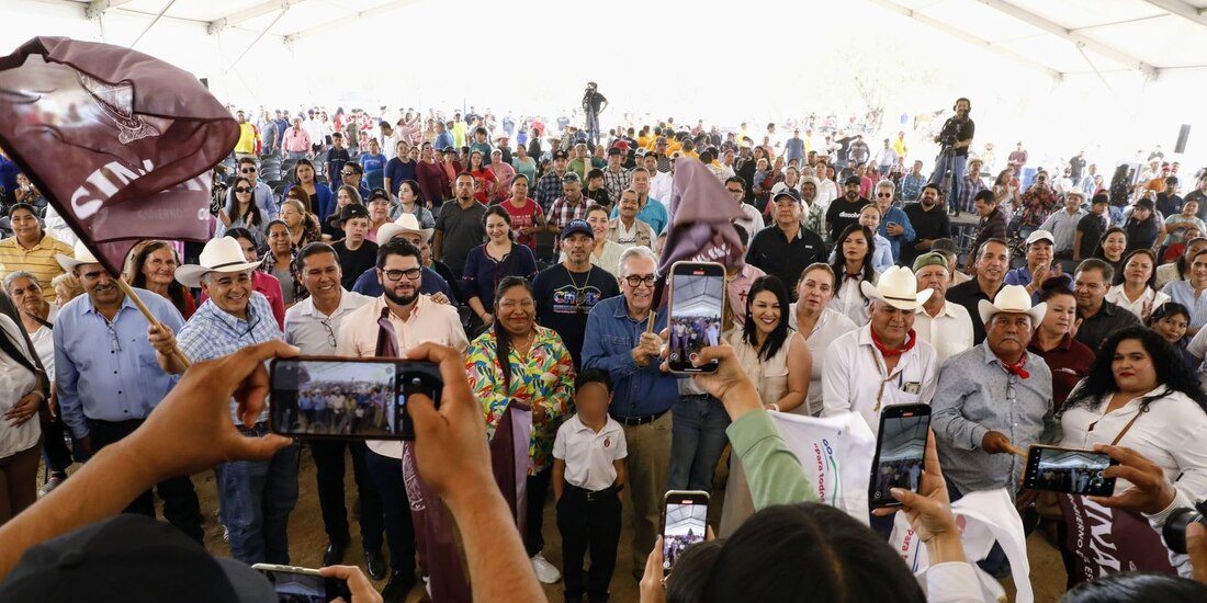 Al centro, el gobernador de Sinaloa, Rubén Rocha Moya.