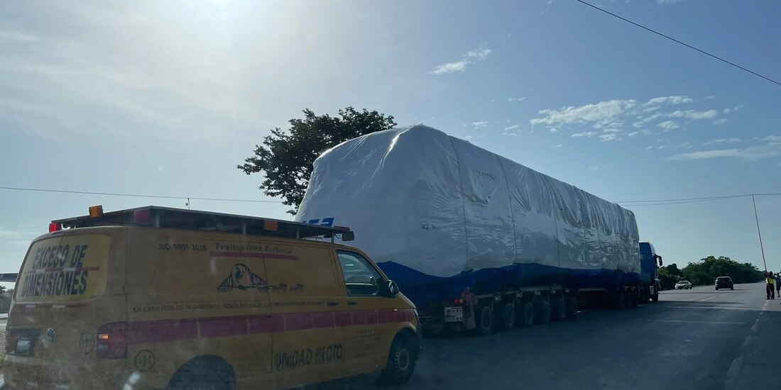 Arribo de unidad del Tren Maya a Cancún, custodiada por vehículos de la Guardia Nacional.