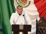 El gobernador Adán Augusto López comparece ante el Congreso del estado.