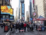 Gente espera en la fila para hacerse la prueba de Covid en Times Square.