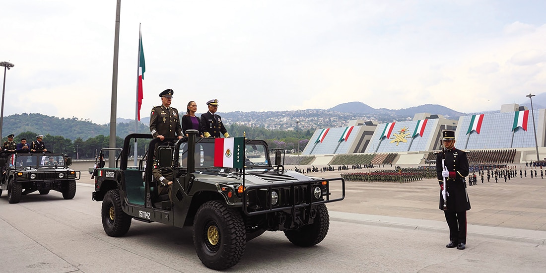 LA PRESIDENTA, ayer, con los titulares de Defensa y Marina.