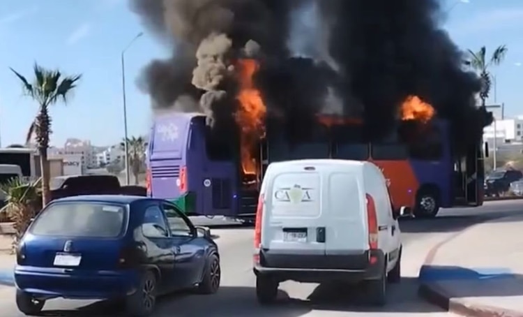 Una unidad de transporte público fue incendiado por grupos criminales el pasado fin de semana.